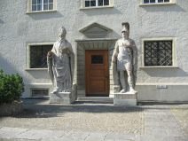 St. Gallen: Weg zur Stiftsbibliothek,
                        Innenhof mit Brunnen, Eingangsportal zur
                        St.-Gallus-Kapelle