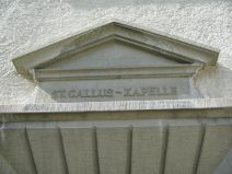 St. Gallen: Weg zur Stiftsbibliothek,
                        Innenhof mit Brunnen, Eingangsportal zur
                        St.-Gallus-Kapelle, Schriftzug
                        "St.Gallus-Kapelle"