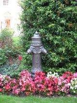 St. Gallen: Weg zur Stiftsbibliothek,
                        Innenhof mit Brunnen, verzierter Hydrant