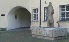 St. Gallen: Weg zur Stiftsbibliothek,
                        Innenhof, zweiter Brunnen