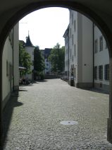 St. Gallen: Weg zur Stiftsbibliothek,
                        Innenhof, Ausblick aus dem zweiten Durchgang zum
                        Eingang der Stiftsbibliothek