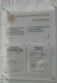 St. Gallen: Eingang zur Stiftsbibliothek,
                        Tafel