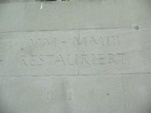 St. Gallen: Fassade der Klosterkirche,
                          eingemeisseltes Renovationsdatum "MM -
                          MMIII restauriert"