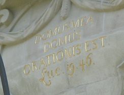 St. Gallen: Klosterkirche, Seitenfassade,
                        Text, Nahaufnahme