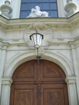 St. Gallen: Klosterkirche, Seitenfassade,
                        grosse Seitent�re, Reliefs oben mit Figur