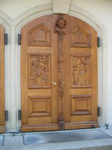 St. Gallen: Klosterkirche, Seitenfassade,
                        kleine Seitent�r rechts