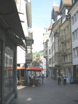St. Gallen: Spisergasse, Blick zurck mit
                        grnem Hgel im Hintergrund