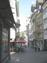 St. Gallen: Spisergasse, Blick zur�ck mit
                        gr�nem H�gel im Hintergrund