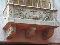 St. Gallen: Spisergasse, Erker, Nahaufnahme des
                Hirschreliefs mit den Tr�gerfiguren