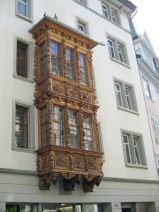 St. Gallen: Spisergasse, grosser, brauner
                Holzerker, ein mehrstckiger, geschnitzter Prachtserker
