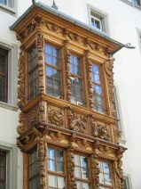 St. Gallen: Spisergasse, grosser, brauner
                        Holzerker, ein mehrstckiger, geschnitzter
                        Prachtserker, Nahaufnahme des oberen Teils
