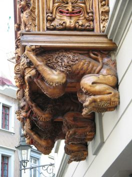 St. Gallen: Spisergasse, Holzerker,
                        seitliches Relief mit Fratze, Trgerfiguren