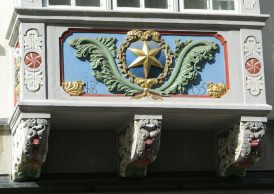 St. Gallen: Spisergasse 19, der farbig
                        bemalte Erker, Nahaufnahme des Sternmotivs