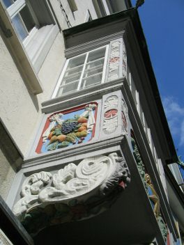 St. Gallen: Spisergasse 19, der farbig
                        bemalte Erker, seitliche Malerei
