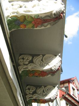 St. Gallen: Spisergasse 19, der farbig
                        bemalte Erker, Trgerfiguren