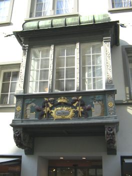 St. Gallen: Spisergasse, farbig gemalter
                        Erker des Hauses "zum B�ren"