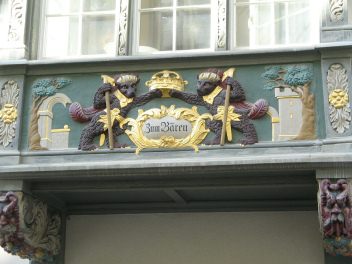 St. Gallen: Spisergasse, farbig gemalter
                          Erker des Hauses "zum Bren",
                          Nahaufnahme des Kronenmotivs und der beiden
                          Bren