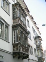St. Gallen: Kugelgasse 10, Holzerker,
                        Totalaufnahme, ein mehrstckiger, geschnitzter
                        und bemalter Prachtserker
