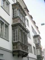 St. Gallen: Kugelgasse 10, Holzerker,
                        Totalaufnahme, ein mehrst�ckiger, geschnitzter
                        und bemalter Prachtserker