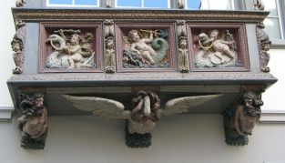 St. Gallen: Kugelgasse 10, Holzerker
                          unterer Teil, Basisrelief