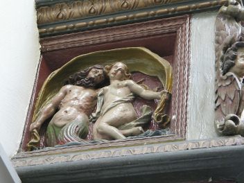 St. Gallen: Kugelgasse 10, Holzerker
                        unterer Teil, Relief 01 seitlich links, Mann und
                        Frau