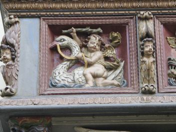 St. Gallen: Kugelgasse 10, Holzerker unterer Teil,
                Relief 02 frontal links, Engel auf Schwan mit einem
                Stock