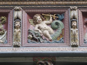 St. Gallen: Kugelgasse 10,
                                  Holzerker unterer Teil, Relief 03
                                  frontal Mitte, Engel mit Dreizack