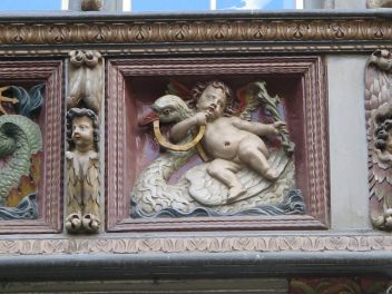 St. Gallen: Kugelgasse 10,
                                  Holzerker unterer Teil, Relief 04
                                  frontal rechts, Engel auf Schwan mit
                                  einer Goldleine