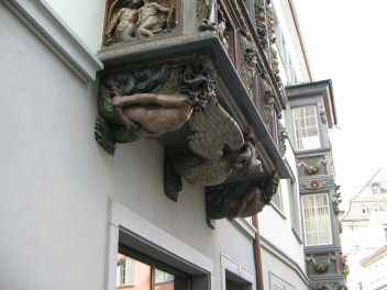 St. Gallen: Kugelgasse 10, Holzerker,
                        Tr�gerfiguren