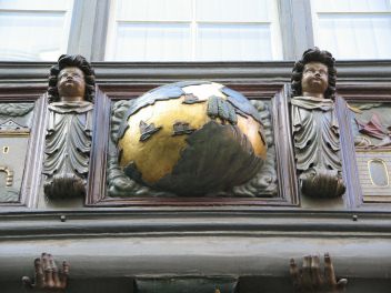 St. Gallen: Kugelgasse 8,
                                    Holzerker, Relief Mitte,
                                    Weltkugelrelief
