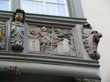 St. Gallen: Kugelgasse 8,
                                    Holzerker, Relief rechts, ein
                                    Herrscher steht vor dem Stadttor