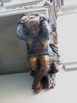 St. Gallen: Kugelgasse 8,
                                    Holzerker, ussere Trgerfigur mit
                                    Turban