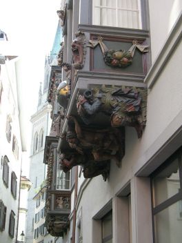 St. Gallen: Kugelgasse 8,
                                    Holzerker, Tregerfiguren