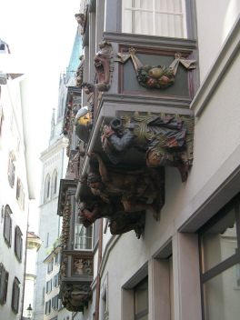 St. Gallen: Kugelgasse 8,
                                    Holzerker, Tr�egerfiguren