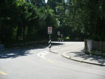 Winterthur: St. Georgenstrasse, der Veloweg
                        an der Kreuzung in der Rechtskurve ist
                        abgesichert, so dass Autos nicht drberfahren
                        knnen