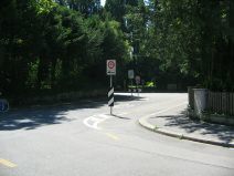 Winterthur: St. Georgenstrasse, der Veloweg
                        an der Kreuzung in der Rechtskurve ist
                        abgesichert, so dass Autos nicht dr�berfahren
                        k�nnen