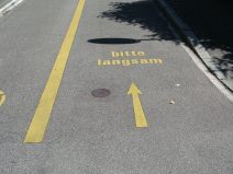 Winterthur: St. Georgenstrasse,
                        Velounterf�hrung 02, Piktogramm "bitte
                        langsam"