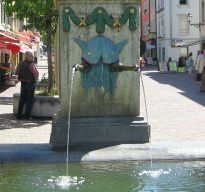 Winterthur: Fortunabrunnen am Obertor,
                        Fischreliefs und Wasserrohre, frontal