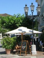 Winterthur: Oberer Graben, Strassencaf� mit
                        dreiarmiger Strassenlaterne