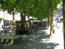 Winterthur: Graben, Holzskulptur
                        "Holidi", ein liegender Mann, Foto von
                        hinten