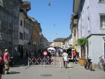 Winterthur: Sicht in die Steinberggasse mit
                        Flohmarkt