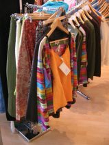 Winterthur: Steinberggasse, Kleiderst�nder
                        des Ladens Apa Kuntur (www.alpaca.ch)