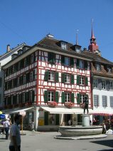 Winterthur: Wundersch�nes Riegelhaus als Eckhaus
                  an der Steinberggasse / Metzggasse mit
                  Fischermaitlibrunnen