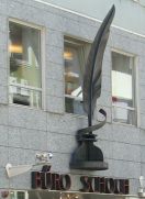 Winterthur: Untertor, Laden B�ro Schoch mit
                        einer grossen Schreibfederplastik an der
                        Fassade