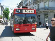Winterthur: Bahnhofplatz /
                        Stadthausstrasse, Einfahrt eines Trolleybus Nr.
                        1 nach T�ss