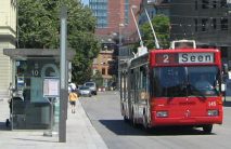 Winterthur: Bahnhofplatz, einfahrender
                        Trolleybus der Linie Nr. 2 nach Seen, Foto von
                        vorn
