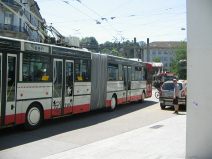 Winterthur: Bahnhofplatz, einfahrender
                        Trolleybus der Linie Nr. 2 nach Seen, Foto von
                        der Seite