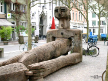 Winterthur: Graben, Holzskulptur
                        "Holidi" von vorn