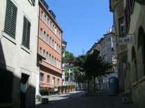 H�ringstrasse (Haering Street), borders
                        with trees