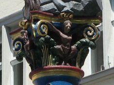 Stssihofbrunnen, Kapitell mit Frau in der
                        Hocke